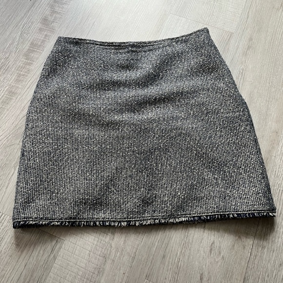 Banana Republic frayed hem skirt size 6 - Picture 4 of 13